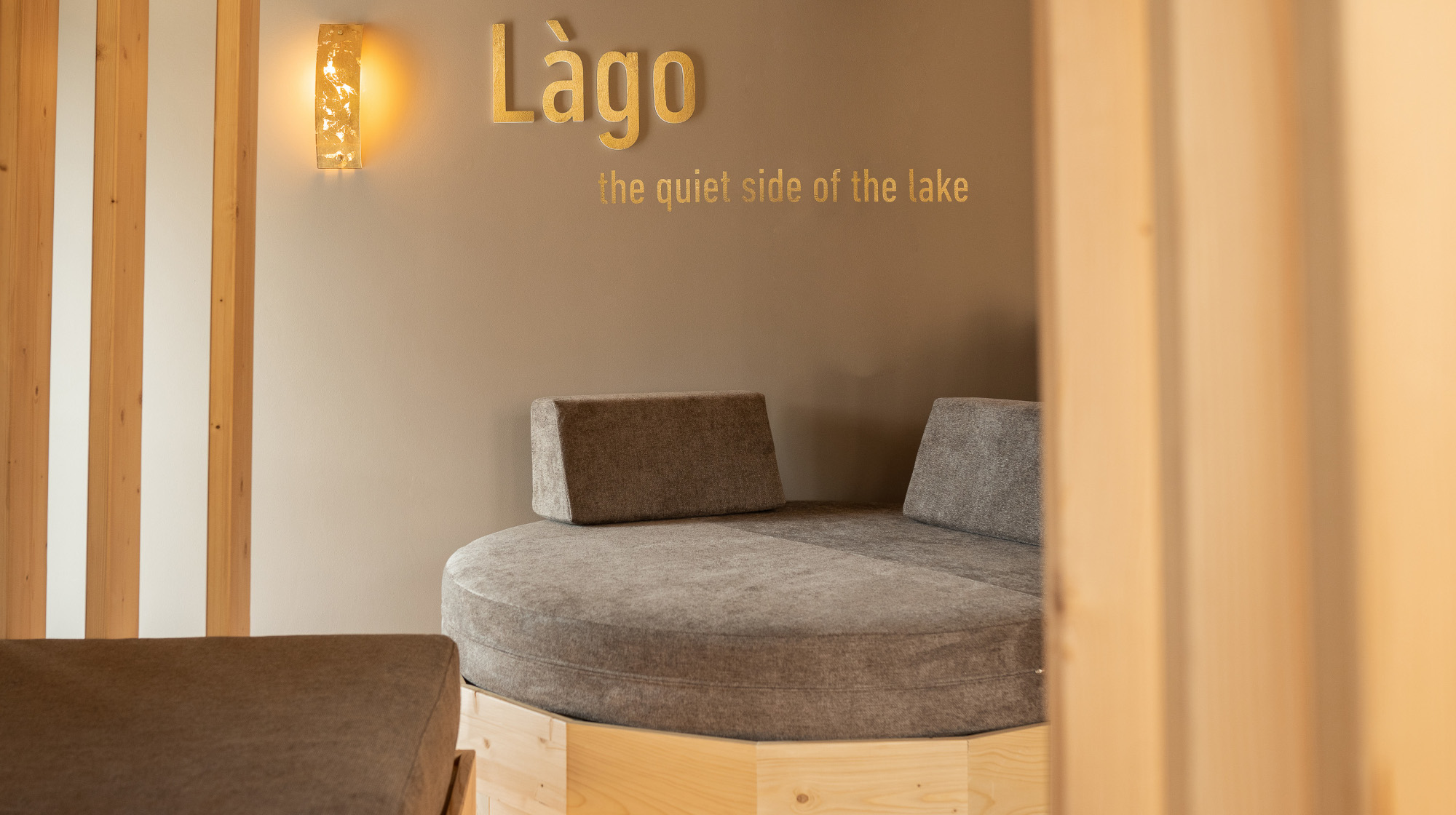 Coppia che entra nella piscina esterna del Parc Hotel Du Lac, con vista sulle montagne del Trentino