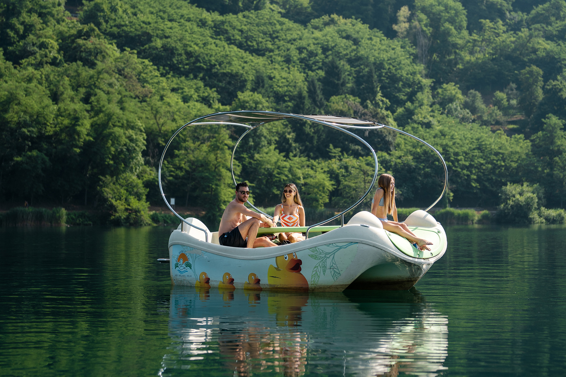 Ospiti dell’hotel in barca sul Lago di Levico